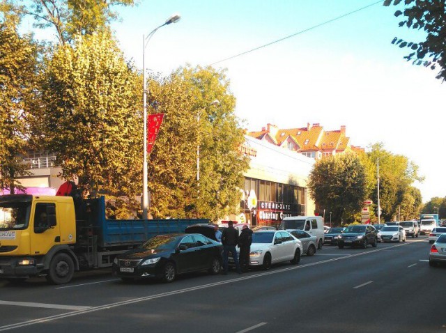 На улице Невского в Калининграде образовалась пробка из-за ДТП у гостиницы «Турист»