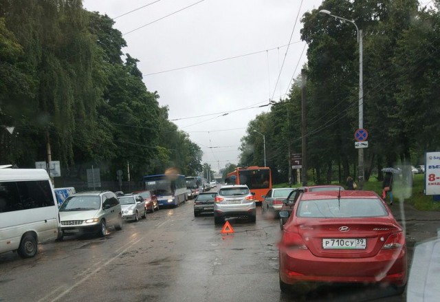 Из-за ДТП затруднено движение по улице Дзержинского и аллее Смелых