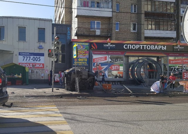 На Московском проспекте в Калининграде «Ауди» снесла забор и вылетела на тротуар (фото)