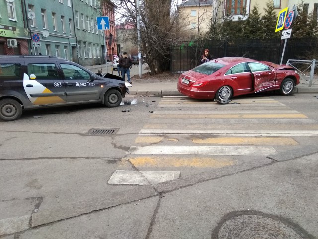 На улице Больничной в Калининграде такси протаранило Merсedes CLS-класса
