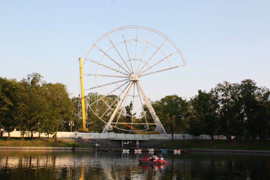 В парке «Юность» установили колесо обозрения высотой 45 метров (фото)
