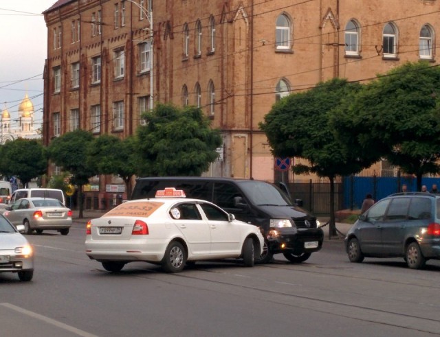 В центре Калининграда столкнулись «Шкода» и «Фольксваген»: заблокировано движение трамваев (фото)
