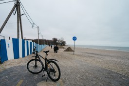 «Беззащитная авандюна»: почему велодорожку на побережье Зеленоградска заносит песком (фото)
