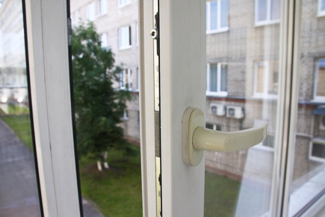 «Система 112»: На улице Согласия в Калининграде выпала из окна пожилая женщина