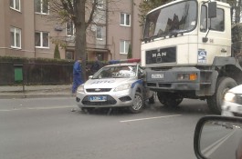 На ул. Невского в Калининграде грузовик врезался в машину ДПС