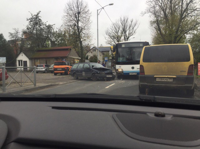 На улице Суворова в Калининграде столкнулись автобус и легковушка