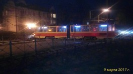 На улице Комсомольской в Калининграде трамвай протаранил две машины: движение заблокировано (фото)