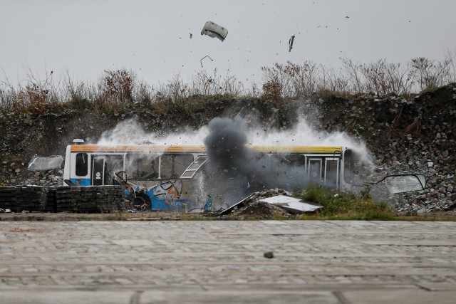 «Сумка с тротилом»: спецслужбы взорвали автобус в Калининграде (фото, видео)