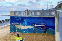 «Море, город и любовь»: как рисуют сказочное граффити на променаде в Светлогорске 