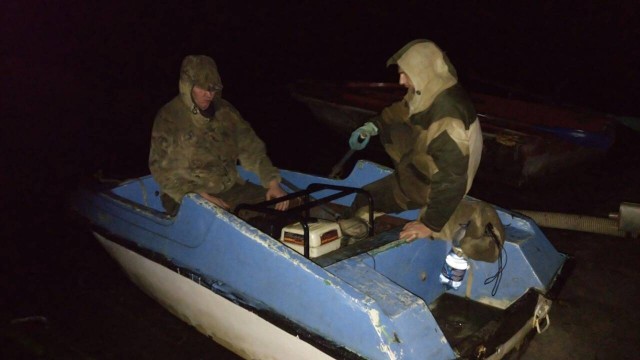 Полицейские в Светлогорском районе задержали чёрных копателей янтаря на лодках