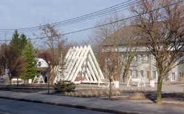 «Треугольная пергола и белые качели»: на въезде в Светлогорск обустроили новый сквер (фото)