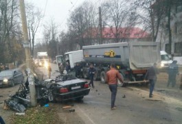 На ул. Емельянова в Калининграде БМВ врезался в грузовик: погибли водитель и пассажир (фото)