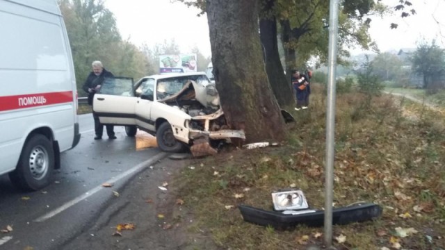 На трассе Балтийск — Калининград «Ауди» врезалась в дерево: пострадала женщина