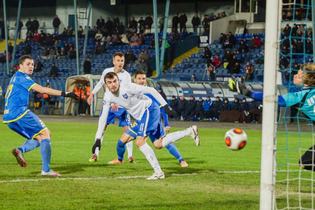 Артём Сердюк забивает первый мяч в ворота владивостокцев