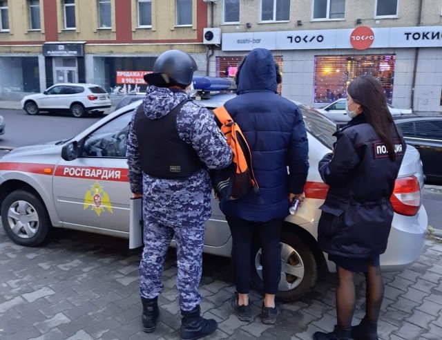 Сотрудники Росгвардии задержали 17-летнего юношу за кражу алкоголя из магазина на улице Эпроновской