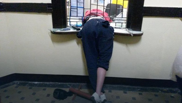 В Польше мужчина застрял в окне кассы, пытаясь украсть деньги