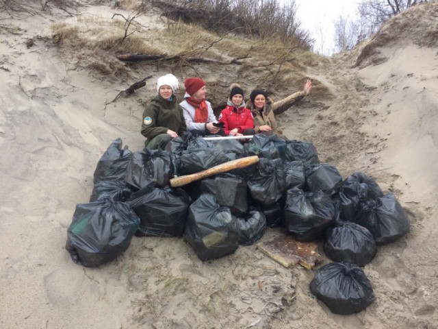 Сотрудники нацпарка очистили от мусора 25 км побережья Куршской косы
