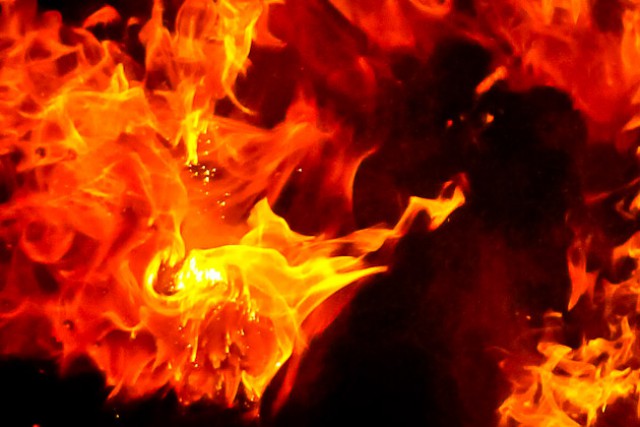 Ночью на Южном обходе под Калининградом сгорел микроавтобус: пострадал человек