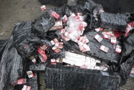 Калининградские таможенники нашли в вагонах с углём пять тысяч пачек контрабандных сигарет (фото)