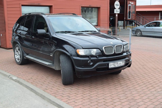 Литовские пограничники задержали BMW X5, который десять лет разыскивали в России 
