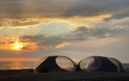 На пляже в Янтарном установили огромные «инопланетные» шатры