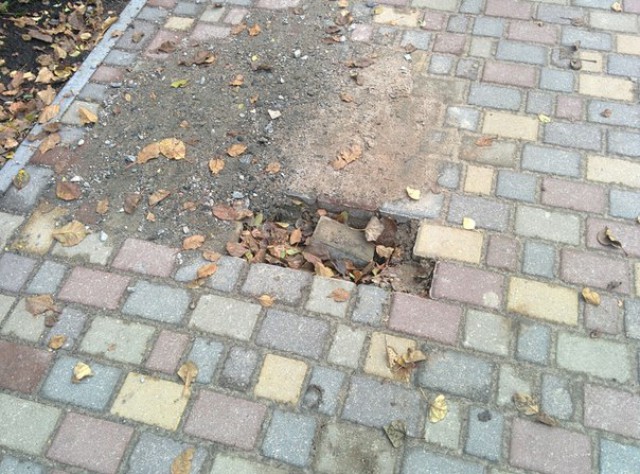 На ул. Репина в Калининграде исчезла часть новой тротуарной плитки
