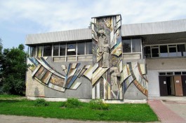 Мозаичное панно с горельефом в Правдинске признали выявленным объектом культурного наследия (фото)