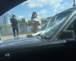 Очевидцы: На двухъярусном мосту в Калининграде на автомобиль упал кусок плитки