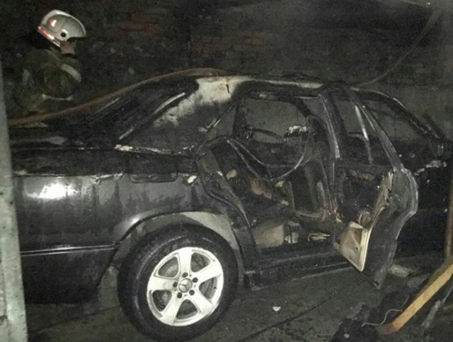 Полиция назвала причину возгорания «Мерседеса» в гараже на ул. Ротко