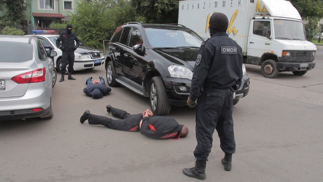 В Калининграде бойцы ОМОН задержали троих рецидивистов за кражу из коттеджа (фото)