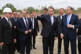 Игорь Шувалов (в центре) на месте строительства будущего стадиона в Калининграде