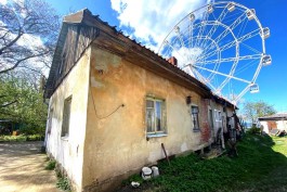 В Зеленоградске расселили один из трёх аварийных домов рядом с колесом обозрения