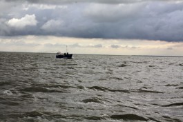 Пограничная служба: Приплывший в Литву катер унесло штормом из Рыбачьего