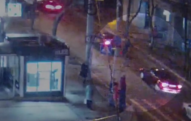 В Калининграде пешеход упал на дорогу, споткнувшись о буксировочный трос между машинами (видео)