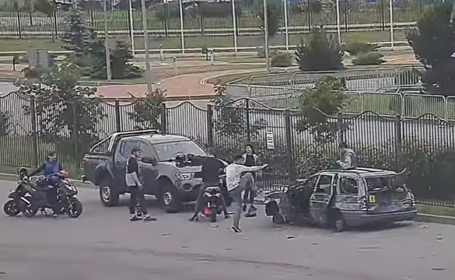 На Сельме группа молодых людей разбила автомобиль (видео)