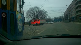 На проспекте Калинина столкнулись автобус и пожарная машина: двое пострадавших
