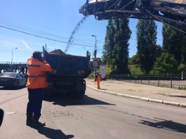 Рядом с двухъярусным мостом в Калининграде возникли пробки из-за дорожных работ