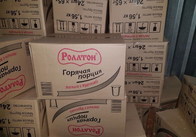 Из следовавшей в Калининград фуры литовцы выгрузили спрятанные в макаронах сигареты на 5 млн рублей
