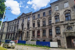 «Спрятанное барокко»: как дожидается ремонта старинное здание банка на улице Тюленина в Калининграде (фото)