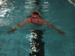 «Проплыть за 40 секунд»: мэр Калининграда сдал норму ГТО в бассейне (фото)