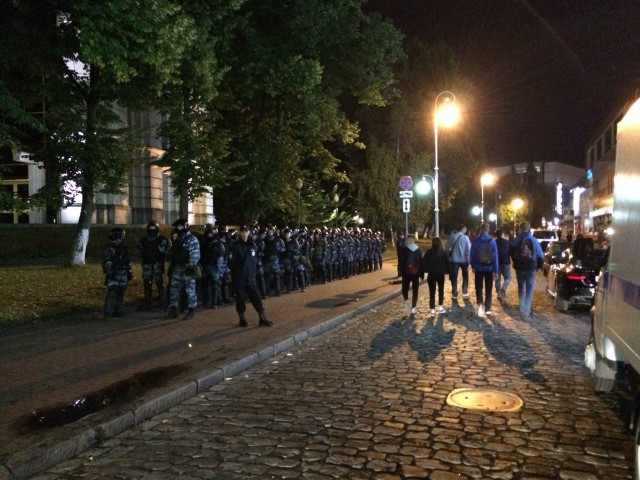 На площадь Победы в Калининграде стянули ОМОН