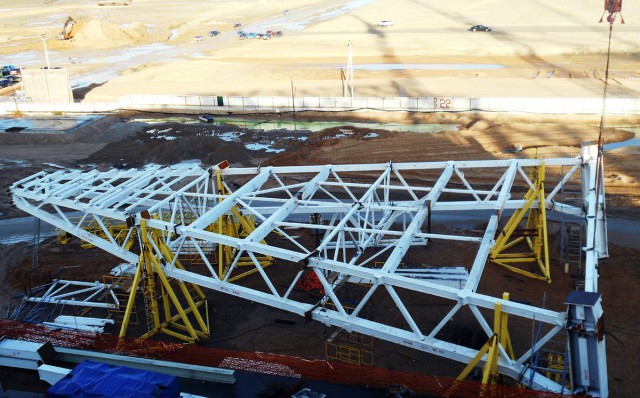 Строители завершили монтаж второго углового блока крыши стадиона на Острове (фото)