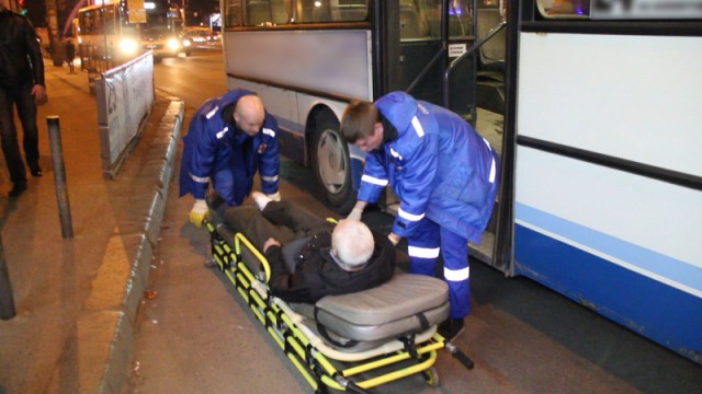 На Ленинском проспекте в Калининграде автобус переехал ногу пенсионеру (фото)