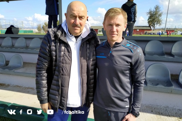 Черчесов посетил тренировку «Балтики» в Турции