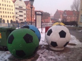 Глава Горсовета предложил установить на улицах Калининграда «футбольные» мусорки
