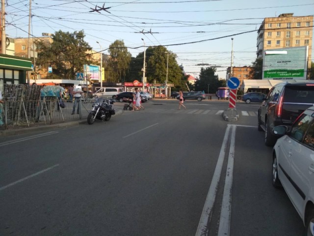 На улице Горького в Калининграде мотоциклист сбил 39-летнюю женщину (видео)