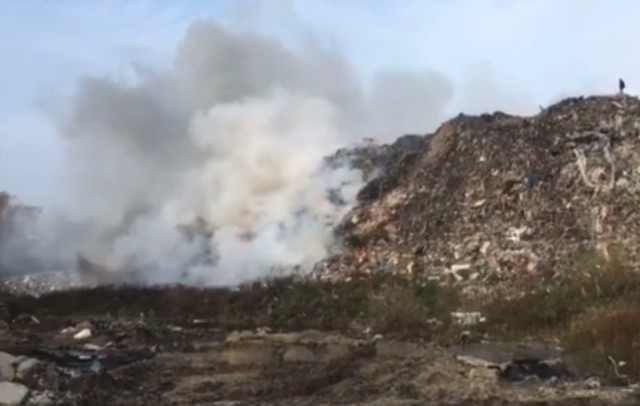 В посёлке Круглово горит свалка бытовых отходов