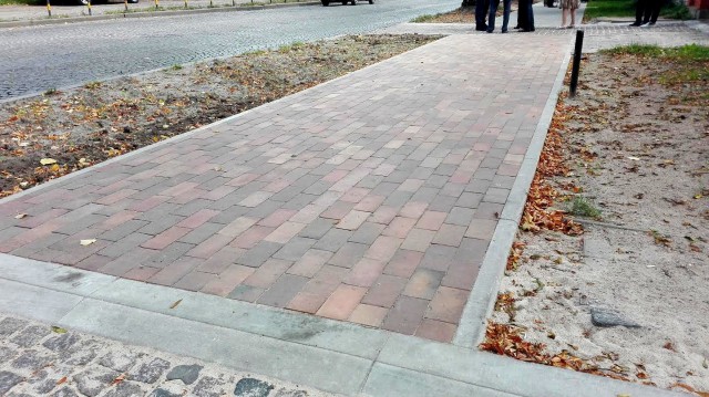 Часть тротуара на ул. Тельмана в Калининграде выложили 100-летней немецкой плиткой