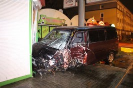 На ул. Горького пьяный водитель врезался в две машины и вылетел на остановку (фото)