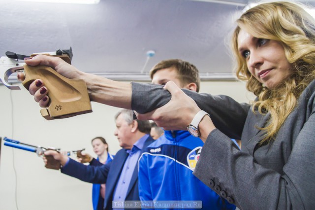 Наталья Ищенко пробует стрельбу из спортивного пистолета с лазерной насадкой